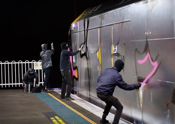 _stayout2_sydney_graffiti_trains_mtn