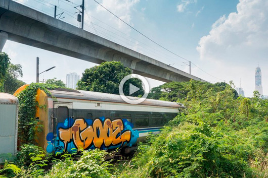 ‘LOST IN PARADISE’, GOOZ EN UN CEMENTERIO DE TRENES DE BANGKOK